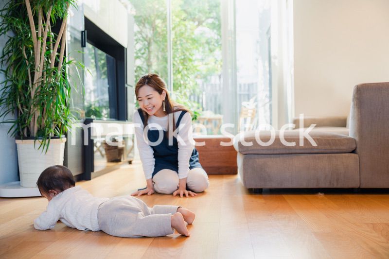 赤ちゃんの面倒を見るベビーシッター