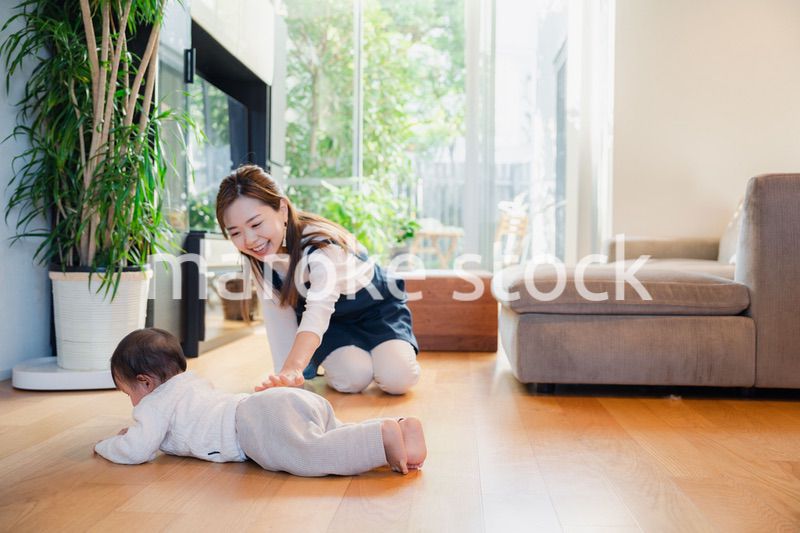 赤ちゃんの面倒を見るベビーシッター