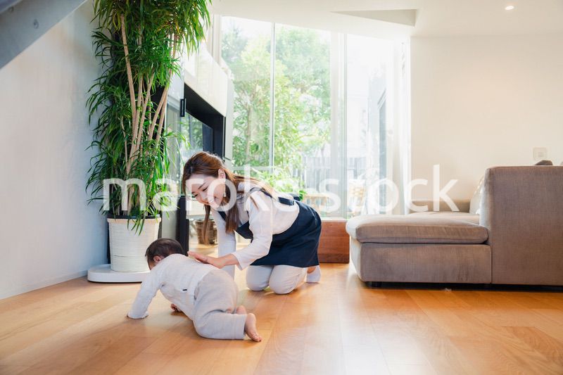 赤ちゃんの面倒を見るベビーシッター