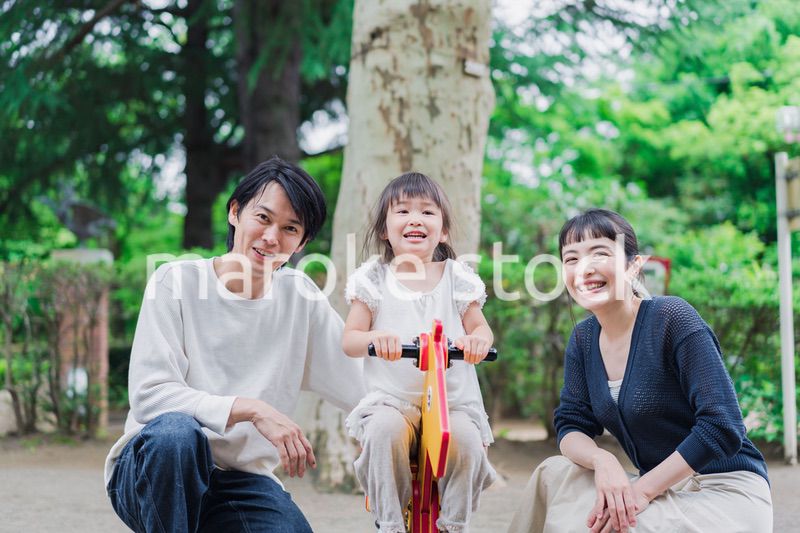 公園で仲良く遊ぶ親子