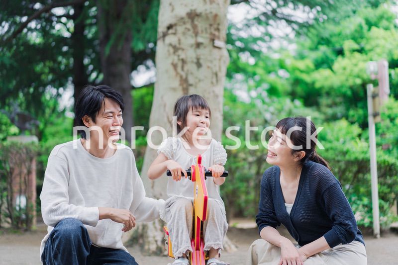 公園で仲良く遊ぶ親子