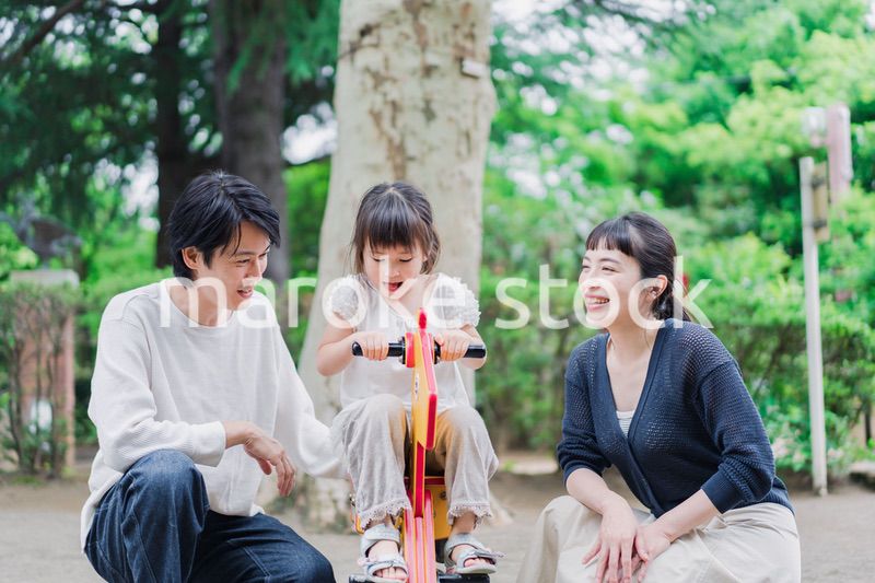 公園で仲良く遊ぶ親子