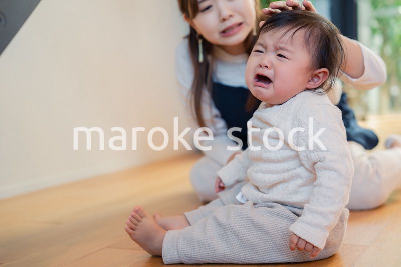 泣きわめく赤ちゃんをあやすベビーシッター