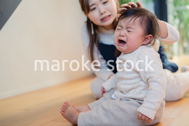 泣きわめく赤ちゃんをあやすベビーシッター