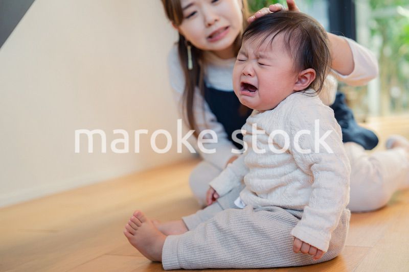 泣きわめく赤ちゃんをあやすベビーシッター