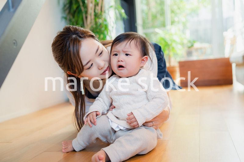 泣きわめく赤ちゃんをあやすベビーシッター