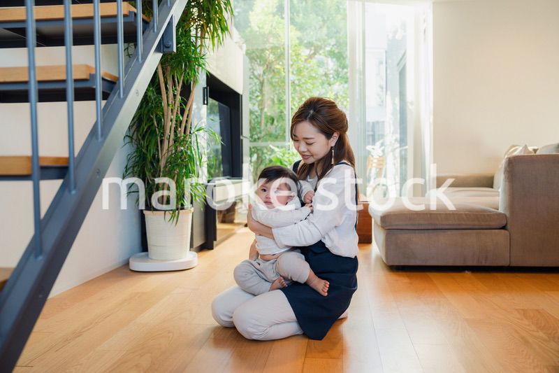 泣きわめく赤ちゃんをあやすベビーシッター