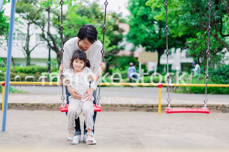パパと公園で遊ぶ女の子