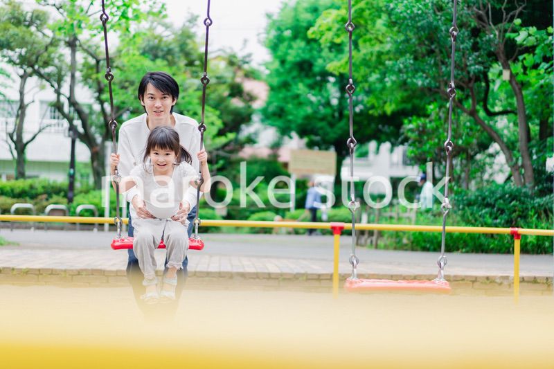 パパと公園で遊ぶ女の子