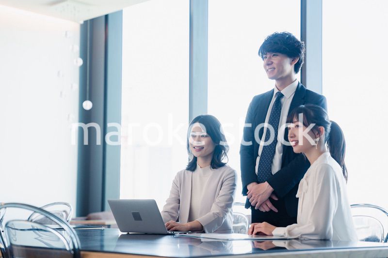 オフィスで働くビジネスパーソン