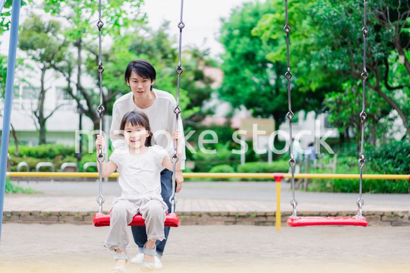 パパと公園で遊ぶ女の子