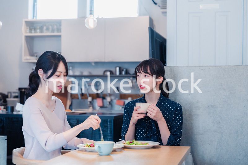カフェでランチを食べる若い二人の女性