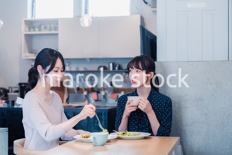 カフェでランチを食べる若い二人の女性