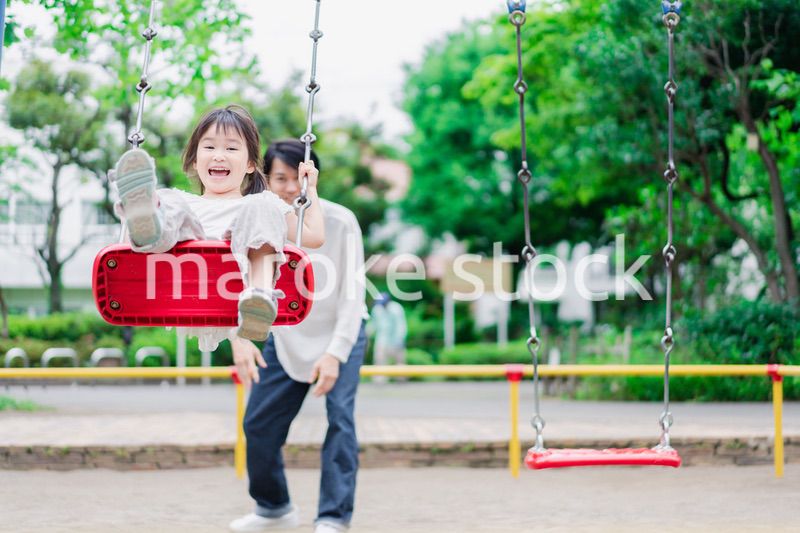 パパと公園で遊ぶ女の子
