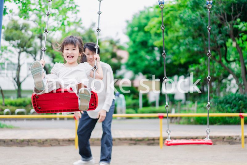 パパと公園で遊ぶ女の子