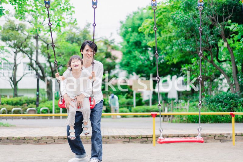 パパと公園で遊ぶ女の子