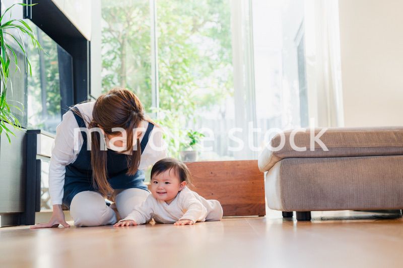 赤ちゃんの面倒を見るベビーシッター