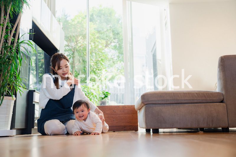 赤ちゃんの面倒を見るベビーシッター