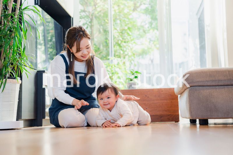 赤ちゃんの面倒を見るベビーシッター