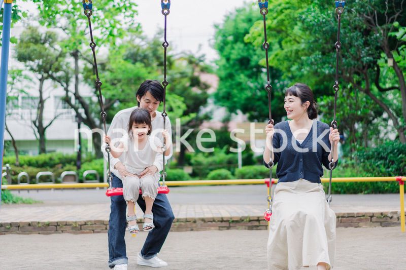 公園で仲良く遊ぶ親子