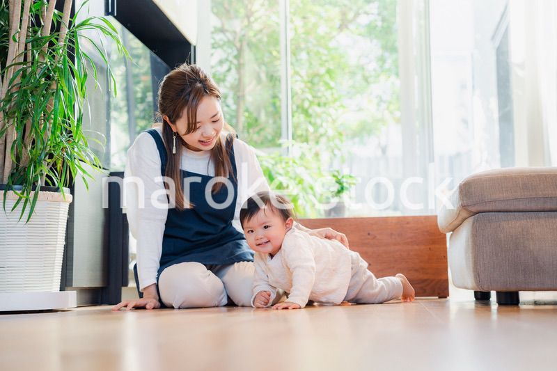 赤ちゃんの面倒を見るベビーシッター