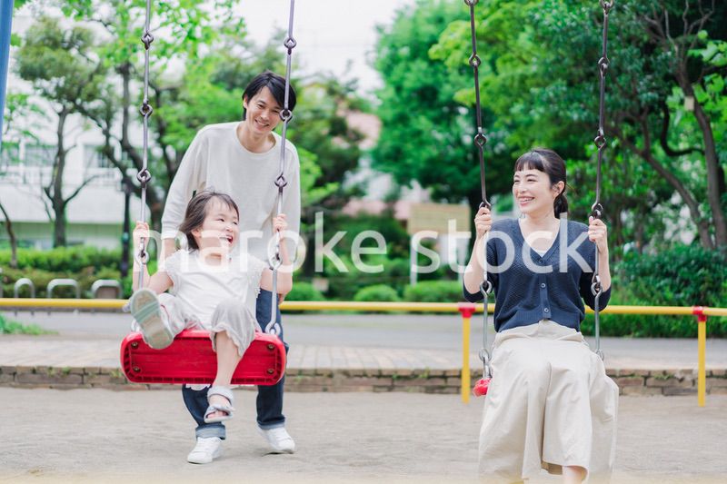 公園で仲良く遊ぶ親子