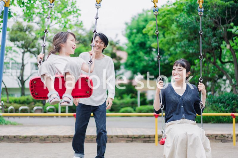 公園で仲良く遊ぶ親子