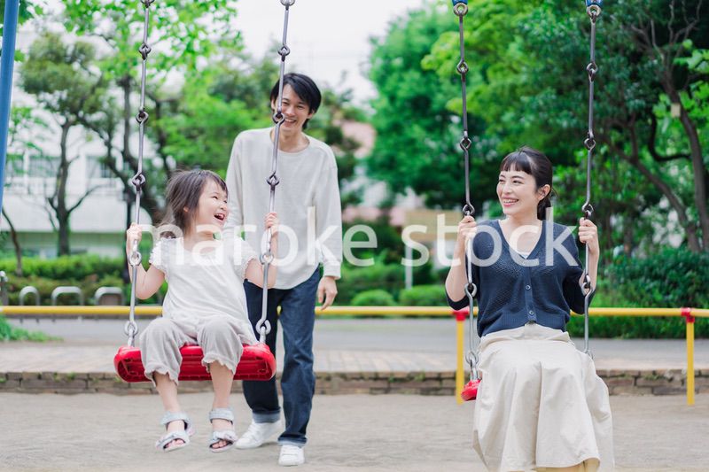 公園で仲良く遊ぶ親子