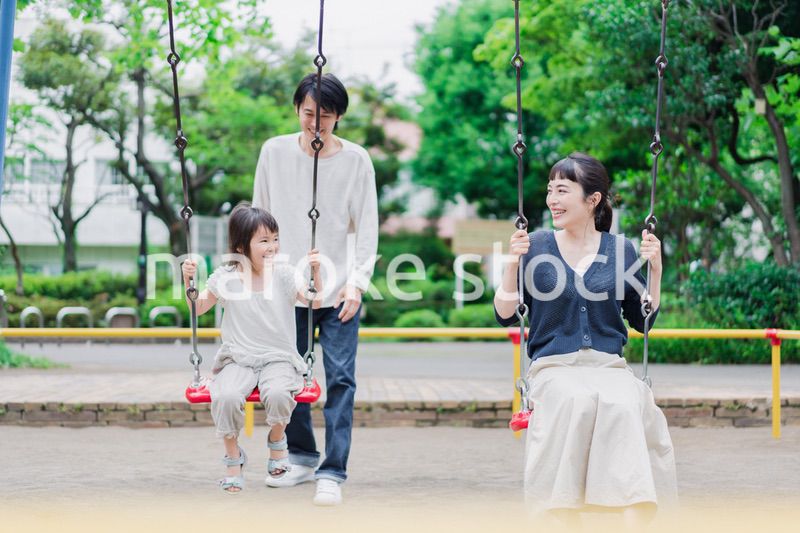 公園で仲良く遊ぶ親子