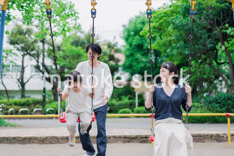 公園で仲良く遊ぶ親子