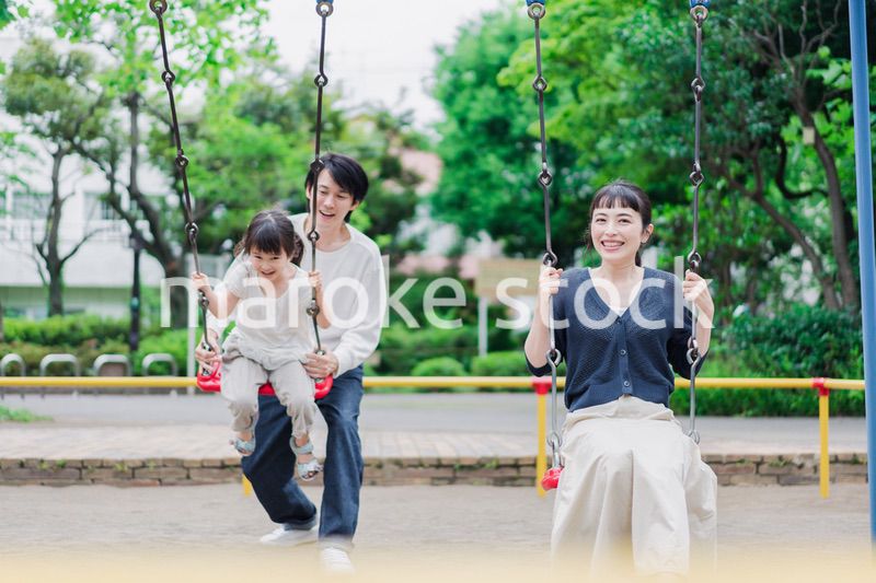 公園で仲良く遊ぶ親子
