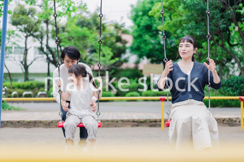 公園で仲良く遊ぶ親子