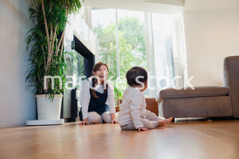 赤ちゃんの面倒を見るベビーシッター