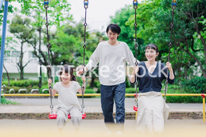 公園で仲良く遊ぶ親子
