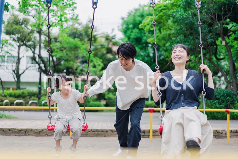 公園で仲良く遊ぶ親子