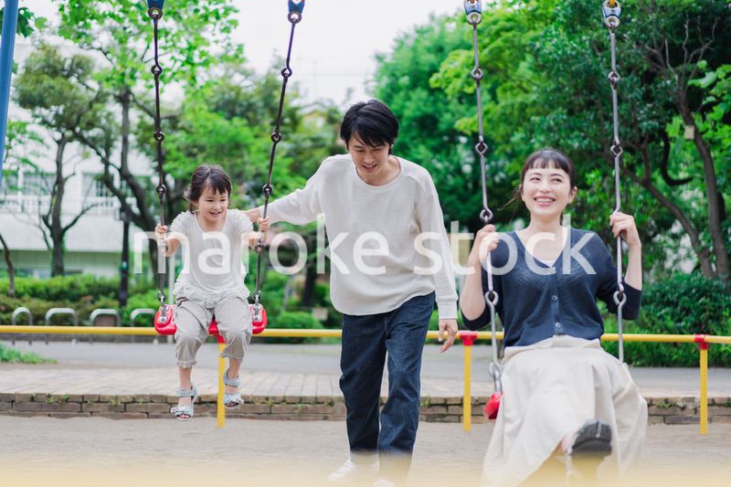 公園で仲良く遊ぶ親子