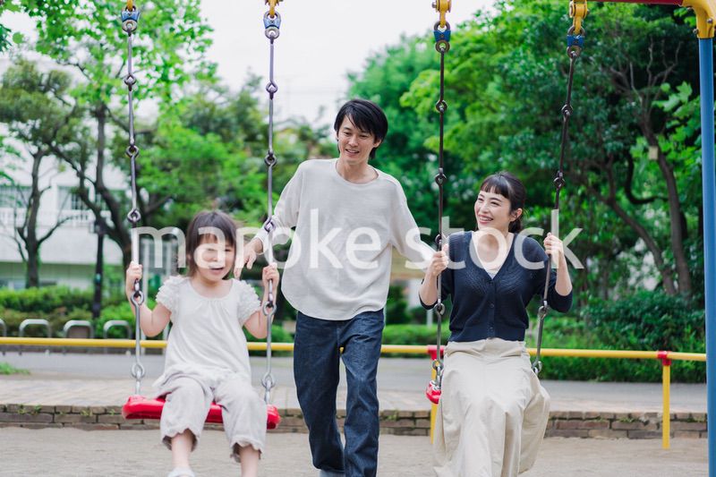 公園で仲良く遊ぶ親子