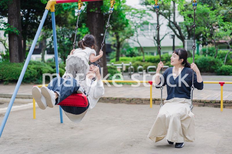 公園で仲良く遊ぶ親子