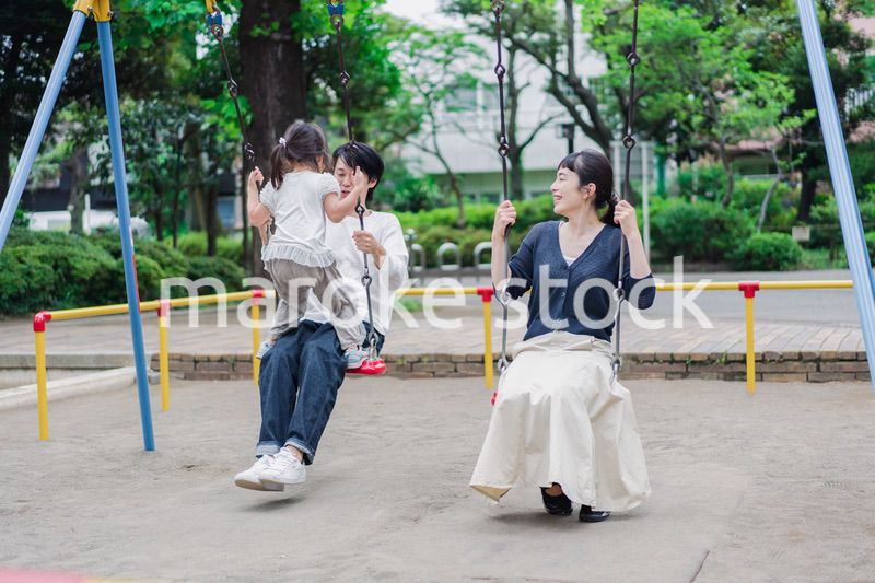 公園で仲良く遊ぶ親子