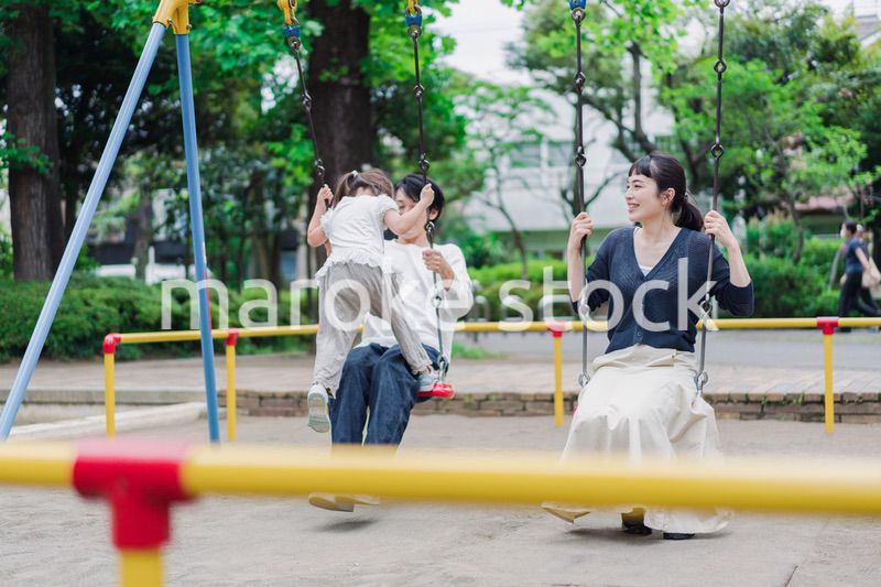 公園で仲良く遊ぶ親子