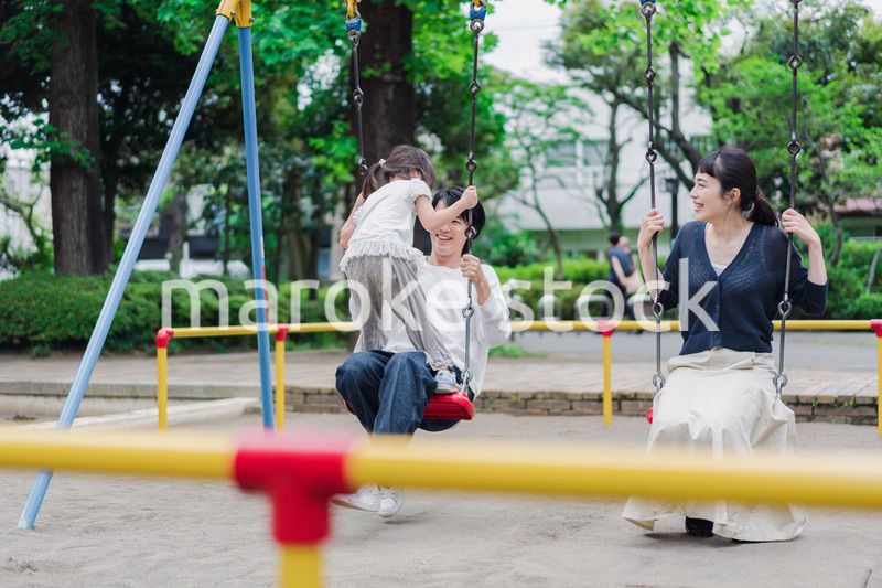 公園で仲良く遊ぶ親子