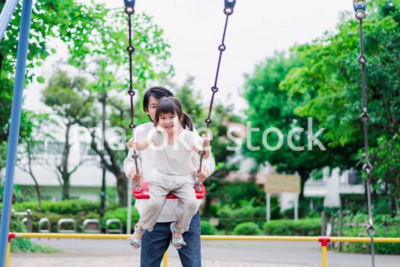 パパと公園で遊ぶ女の子