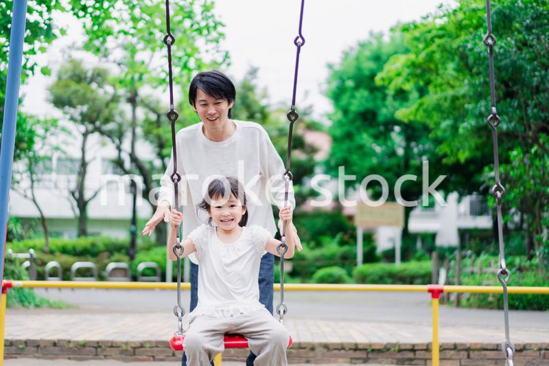 パパと公園で遊ぶ女の子
