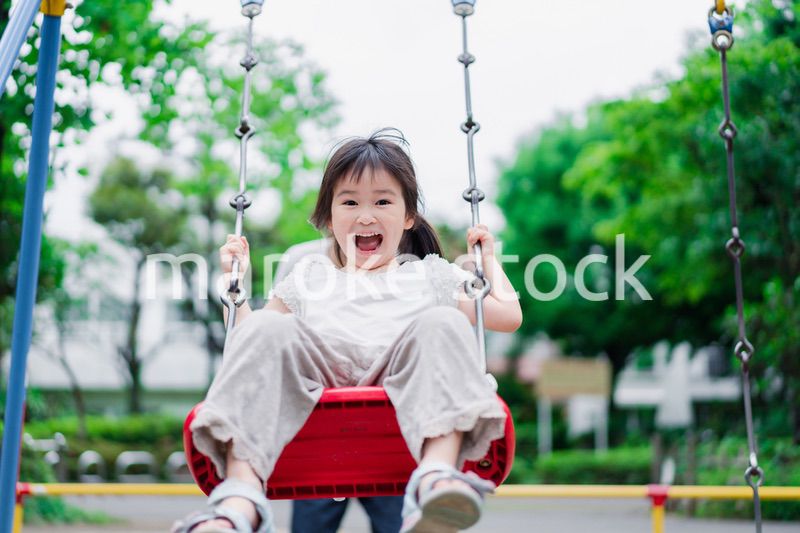 パパと公園で遊ぶ女の子