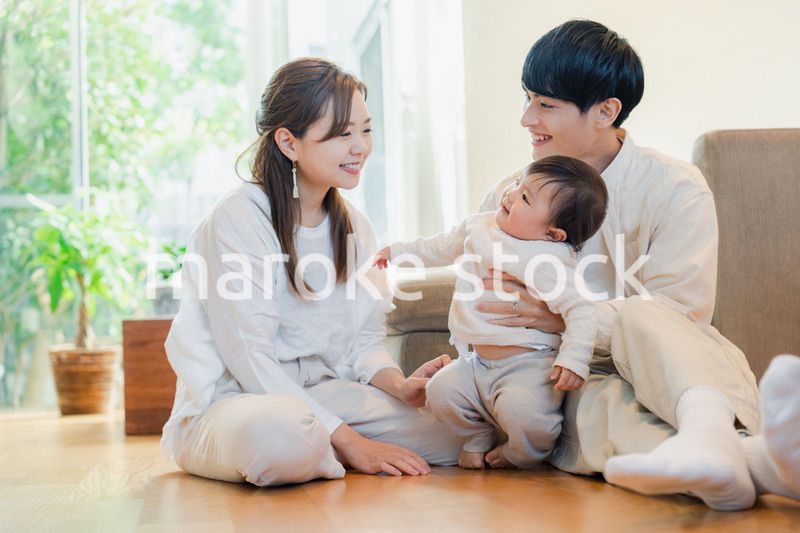 赤ちゃんとお家で過ごす幸せなファミリー