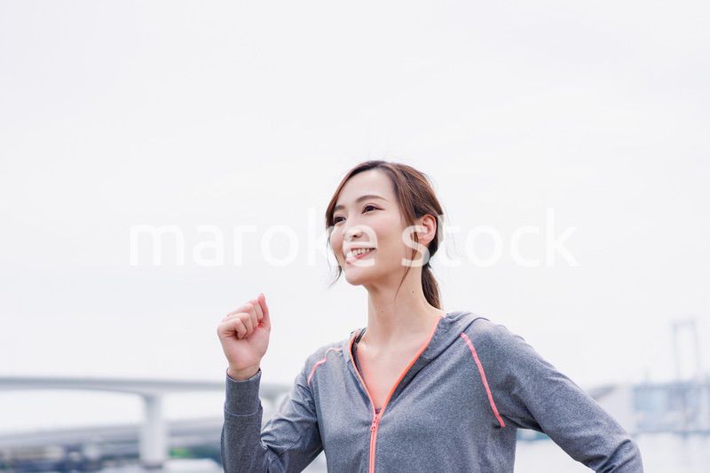 都会でランニングをする女性