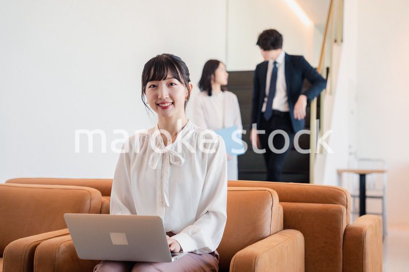 オフィスで働くビジネスパーソン