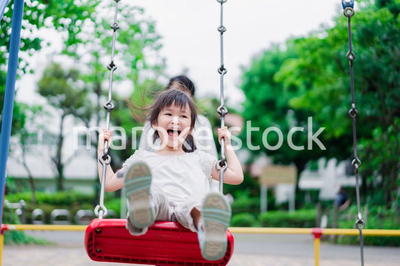 パパと公園で遊ぶ女の子