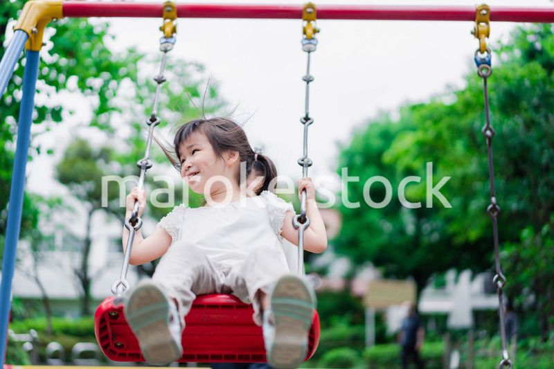 パパと公園で遊ぶ女の子