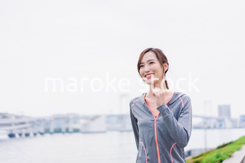 都会でランニングをする女性